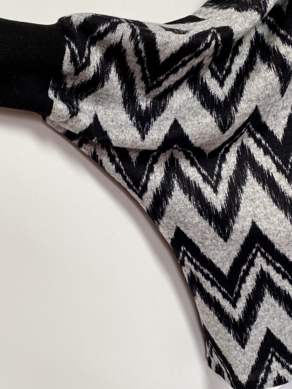 Black and gray zig-zag pattern pullover - Image 4