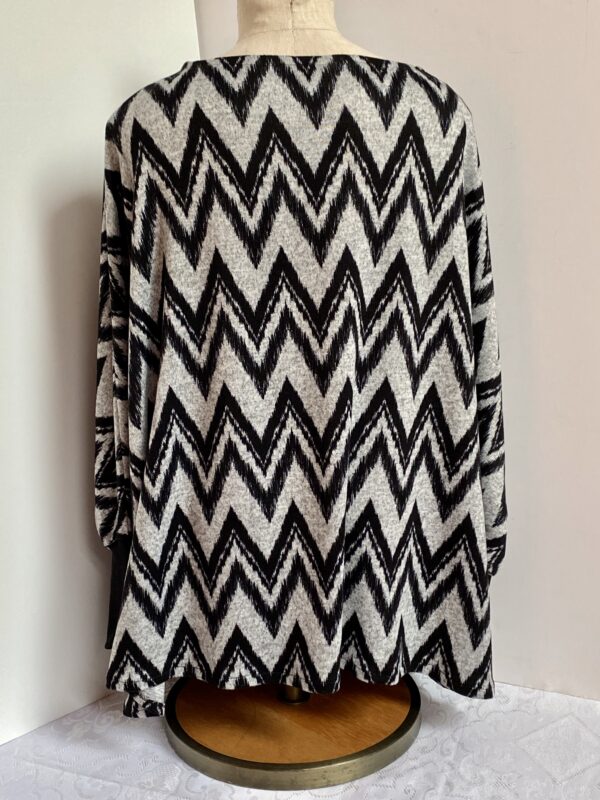 Black and gray zig-zag pattern pullover - Image 2