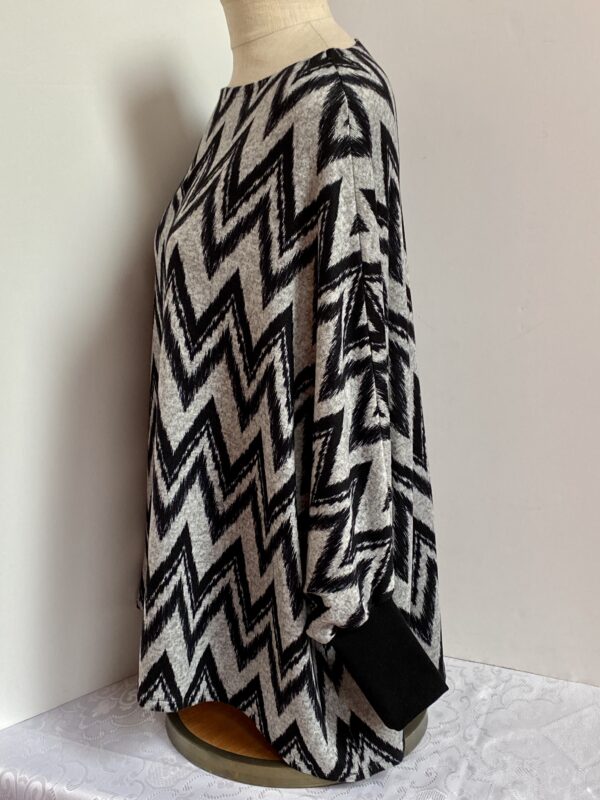 Black and gray zig-zag pattern pullover - Image 3